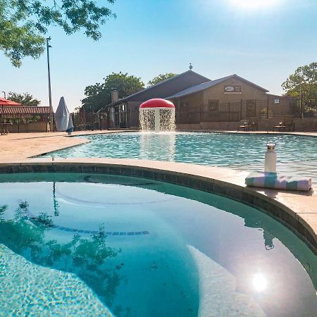 Отель Sun Retreats Texas Hill Country Нью Браунфелс Экстерьер фото