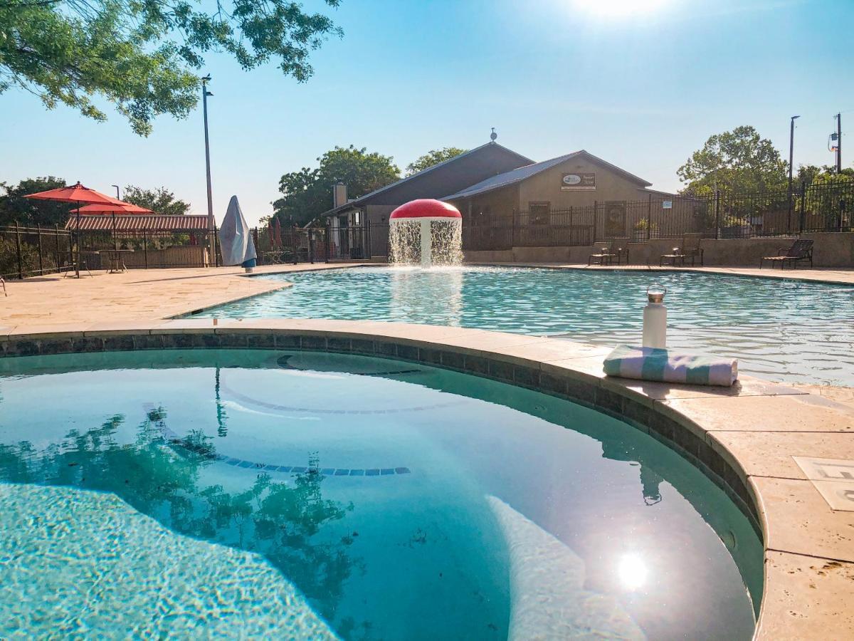 Отель Sun Retreats Texas Hill Country Нью Браунфелс Экстерьер фото