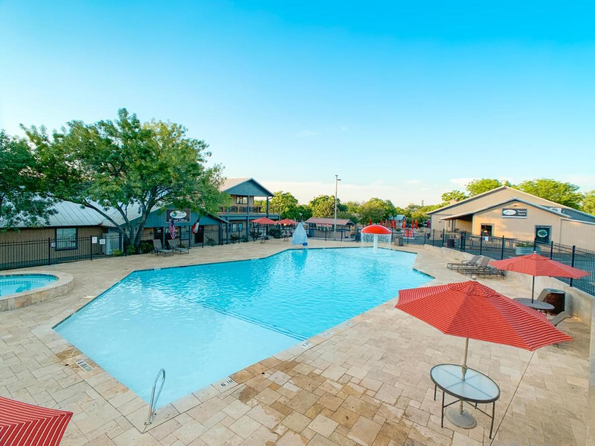 Отель Sun Retreats Texas Hill Country Нью Браунфелс Экстерьер фото