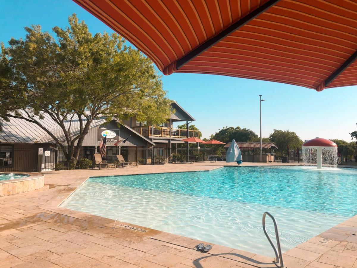 Отель Sun Retreats Texas Hill Country Нью Браунфелс Экстерьер фото