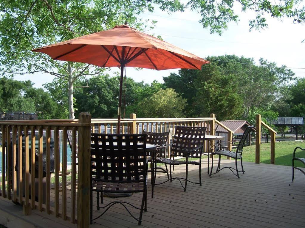 Отель Sun Retreats Texas Hill Country Нью Браунфелс Экстерьер фото