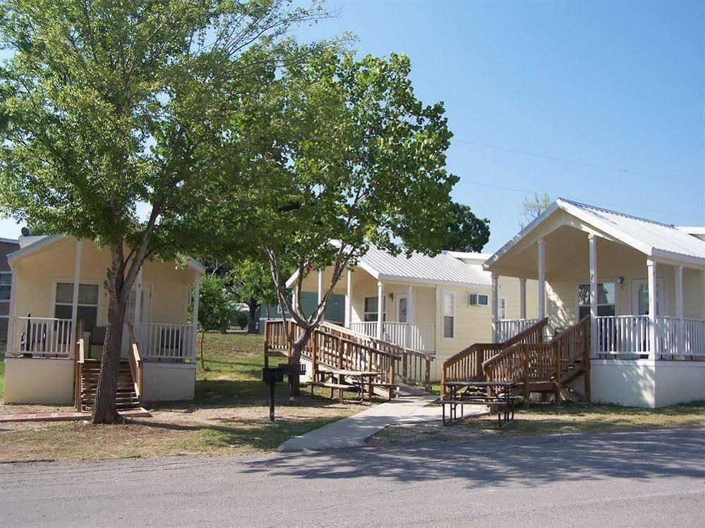 Отель Sun Retreats Texas Hill Country Нью Браунфелс Экстерьер фото