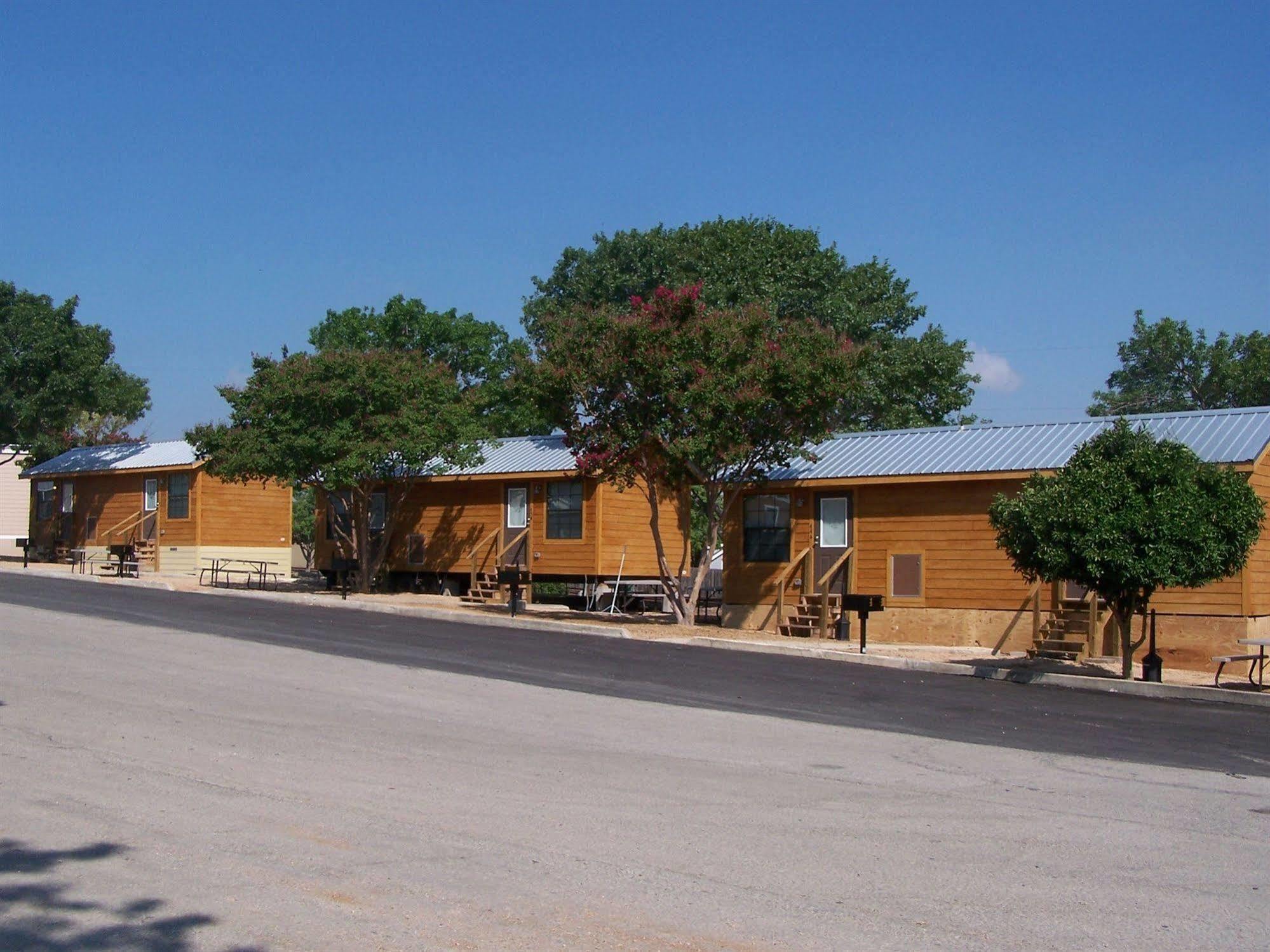 Отель Sun Retreats Texas Hill Country Нью Браунфелс Экстерьер фото