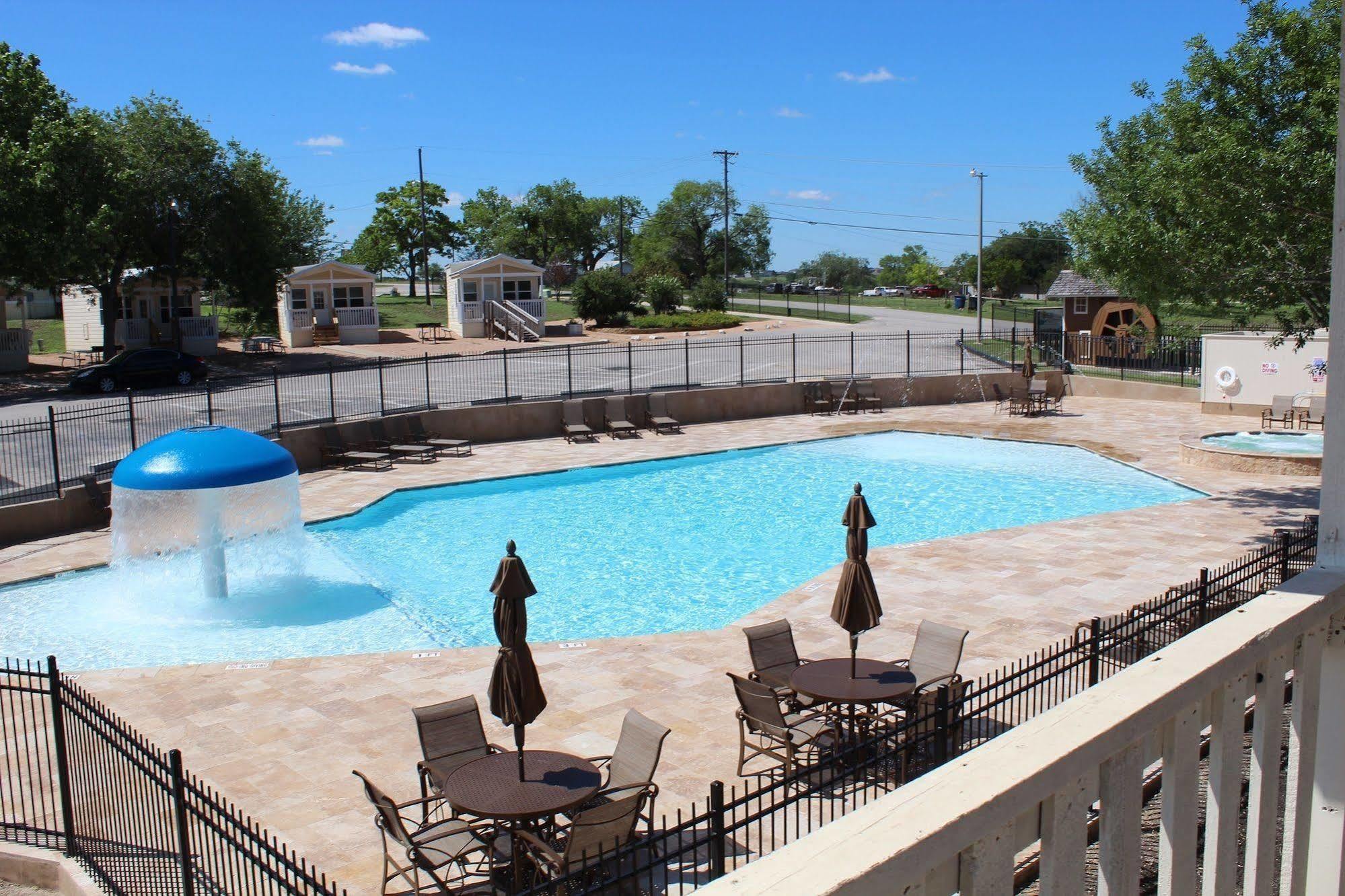 Отель Sun Retreats Texas Hill Country Нью Браунфелс Экстерьер фото